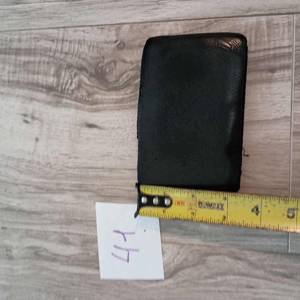 Authentic Louis Vuitton Black Taiga Leather Mens Multiple Wallet - Picture 14 of 14